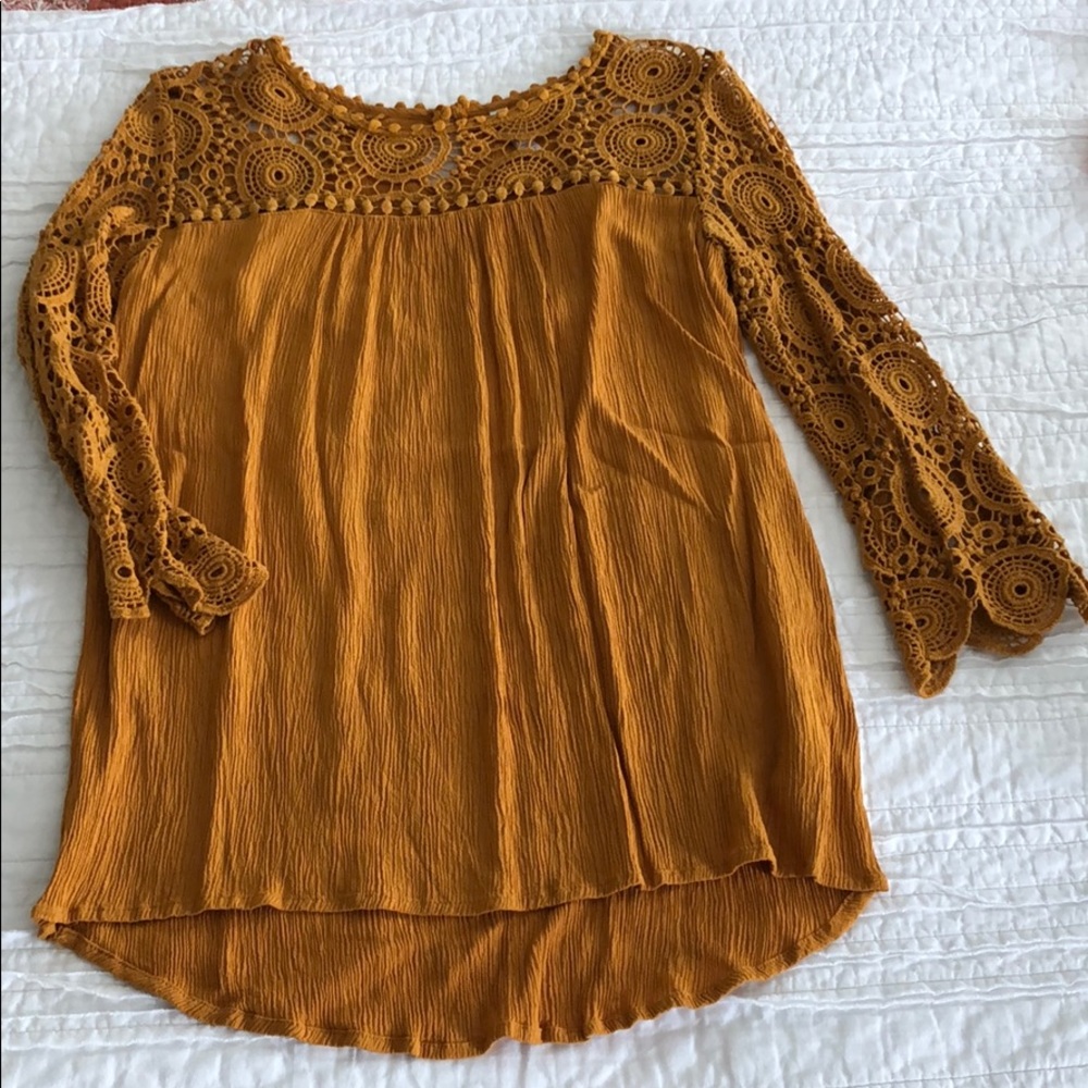 Blouse with lace detail